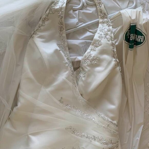 Alfred Angelo ivory halter neck, figure-flattering for curvy bride. Size 20W - Picture 1 of 11